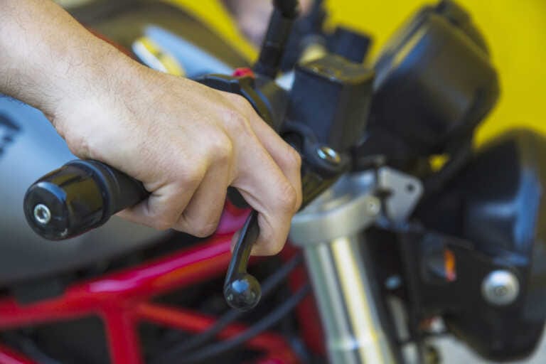 Dimessa la bimba investita da una moto-pirata nel Barese. In corso le ricerche del motociclista