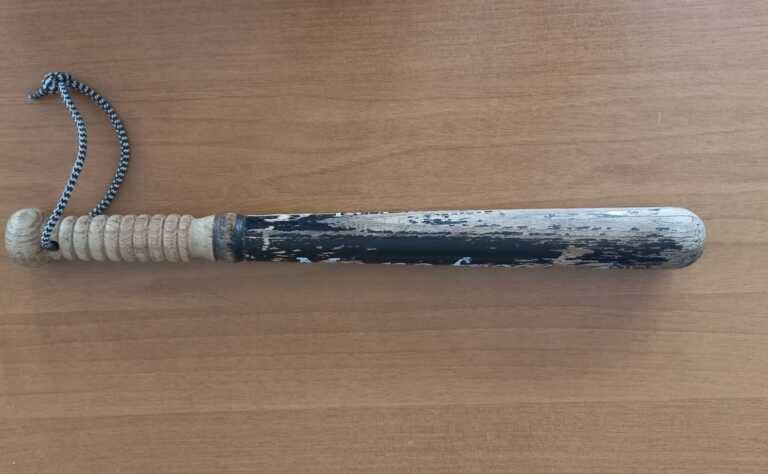 «Mi serve per difendermi»: 20enne sorpreso in auto con una mazza da baseball di 43 cm. Denunciato