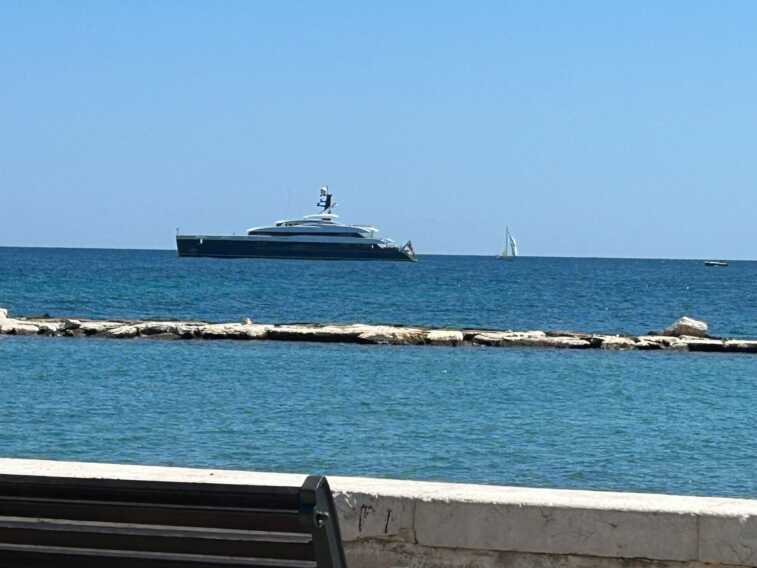 Lo yacht di Michael Jordan al largo delle coste baresi: l’ex campione dell’Nba in transito dalla Puglia