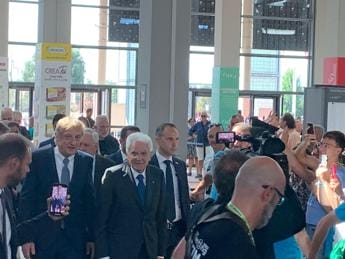 Galleria foto 'Meeting di Rimini, Mattarella accolto dagli applausi della folla' - foto 1