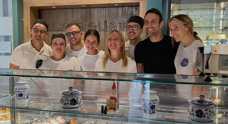 Giorgia Meloni lascia la Puglia: vacanze finite per la premier. Prima di partire un caffè a Ceglie Messapica