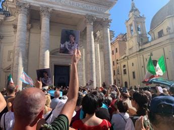 Michela Murgia, folla ai funerali a Roma: lungo applauso per l’ultimo omaggio