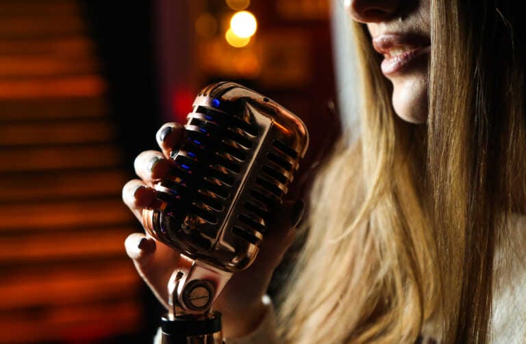 Ostuni, infastidito dalla musica lancia un secchio di acqua sulla cantante