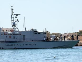Galleria foto 'Migranti, continua a svuotarsi hotspot di Lampedusa' - foto 1