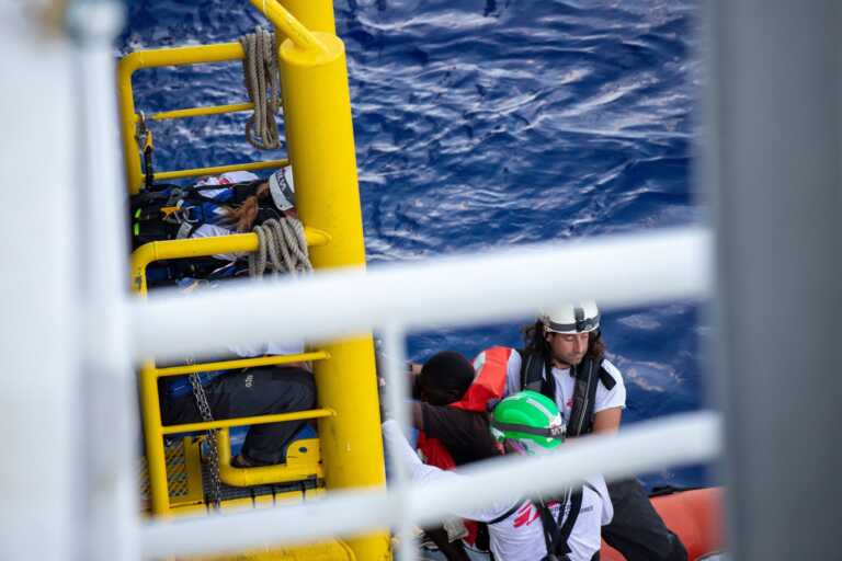 Migranti, 55 salvati dalla Geo Barents: a bordo 2 donne e 43 minori non accompagnati. Sbarcheranno a Bari