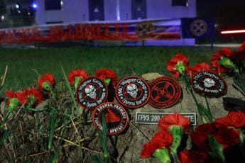 Galleria foto 'Morte Prigozhin, memoriale improvvisato davanti sede Wagner a San Pietroburgo' - foto 1