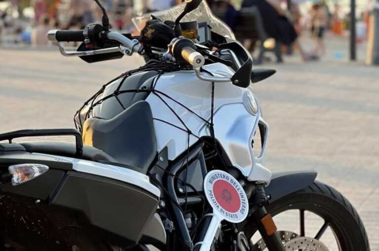 Durante un inseguimento si sbarazza della pistola ma finisce contro un’auto: arrestato 24enne a Bari