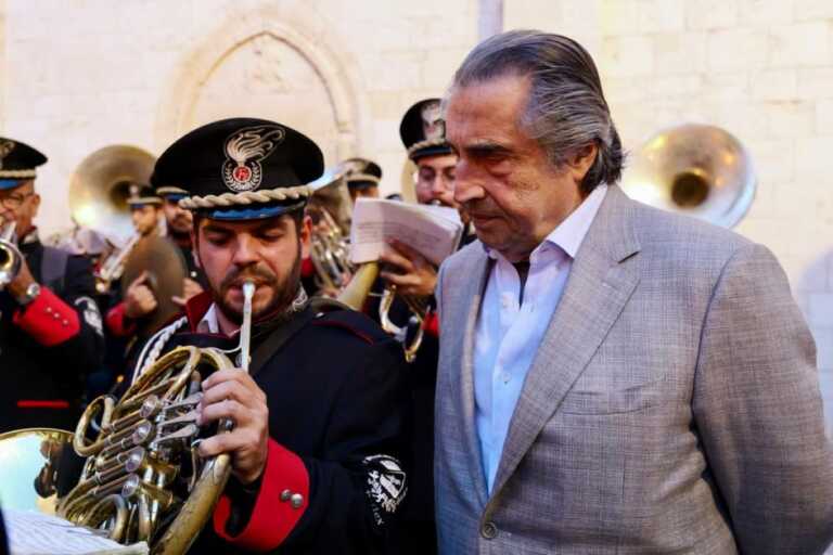 Riccardo Muti accolto a Conversano con l’omaggio delle bande: «Portano la musica tra le persone» – VIDEO