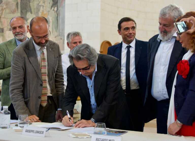 Muti firma la legge sulle bande: «Insegnano a fare armonia. Dovrebbero essere d’esempio per l’Italia» – VIDEO