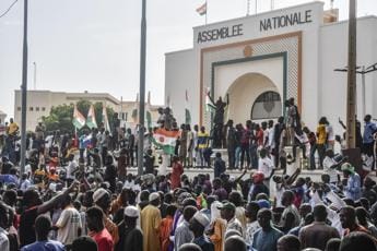 Niger, Parigi ordina evacuazione francesi da Niamey: “Tempi rapidi”