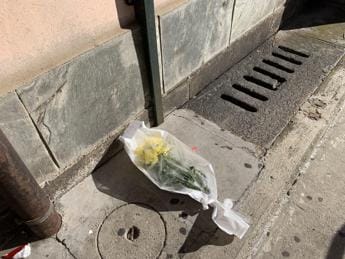Galleria foto 'Operai investiti, fiori davanti alla stazione: “Rispetto per vittime lavoro onesto”' - foto 1