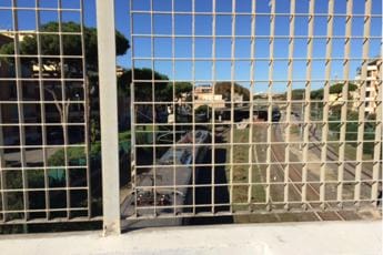 Galleria foto 'Ostia, spari dal bus: caccia all’uomo' - foto 1