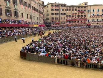 Galleria foto 'Palio di Siena 2023, Oca vince corsa 16 agosto con cavallo scosso' - foto 1