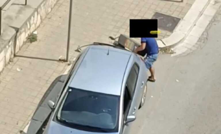 Parchimetri “a ruba” a Cerignola: un uomo stacca la colonnina e la porta via. L’assessora: «Scena surreale» – VIDEO