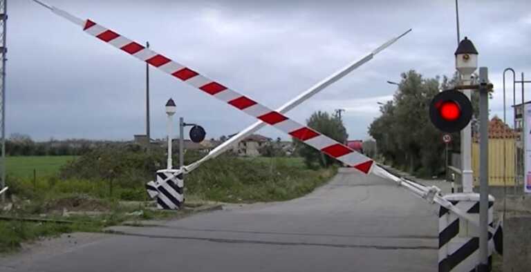 Auto incastrata nel passaggio a livello sulla Bitonto-Terlizzi: sfiorato l’incidente