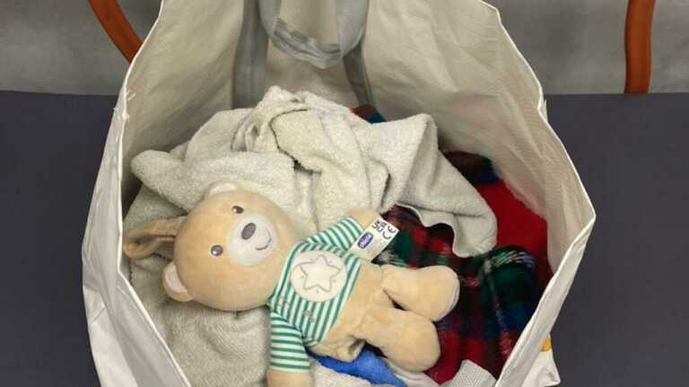 Neonato abbandonato vicino a un cassonetto a Taranto: la madre lascia l’ospedale ma può allattare il piccolo