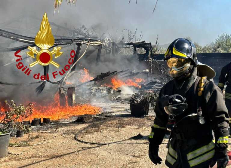 Fiamme a Taviano: due incendi scoppiano in contemporanea. Disagi alla circolazione sulla statale 274 – VIDEO