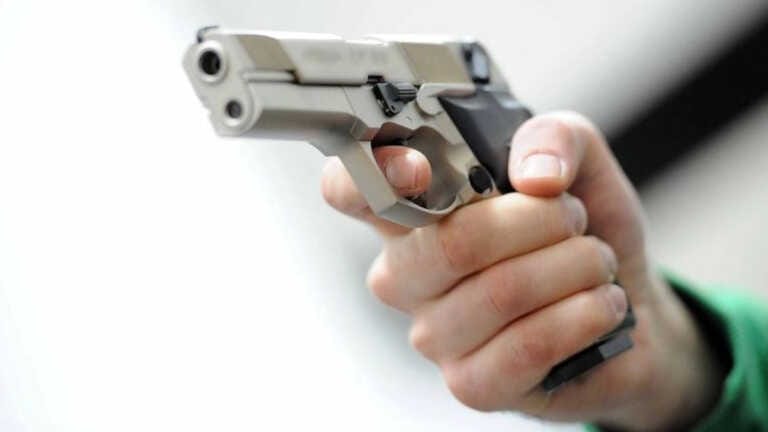 Paura nel Leccese, 12enni citofonano per scherzo nella notte: l’uomo esce con una pistola