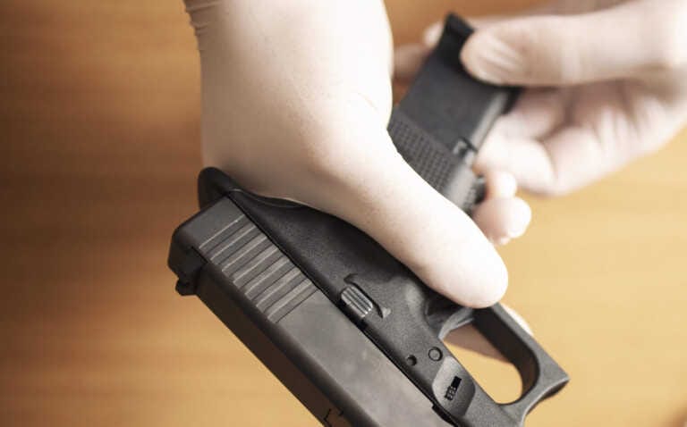 Galleria foto 'Minaccia il partner con una pistola rubata 20 anni fa a Canosa di Puglia. Denunciata 49enne' - foto 1