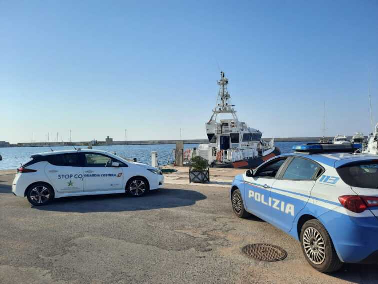 Galleria foto 'In centinaia a una festa abusiva con musica e alcol su una spiaggia di Gallipoli: denunciati gli organizzatori' - foto 1