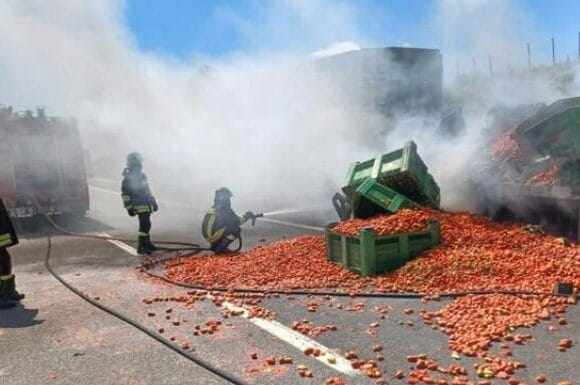 In fiamme sulla A16 un tir di pomodori proveniente dalla Puglia. Disagi per il traffico