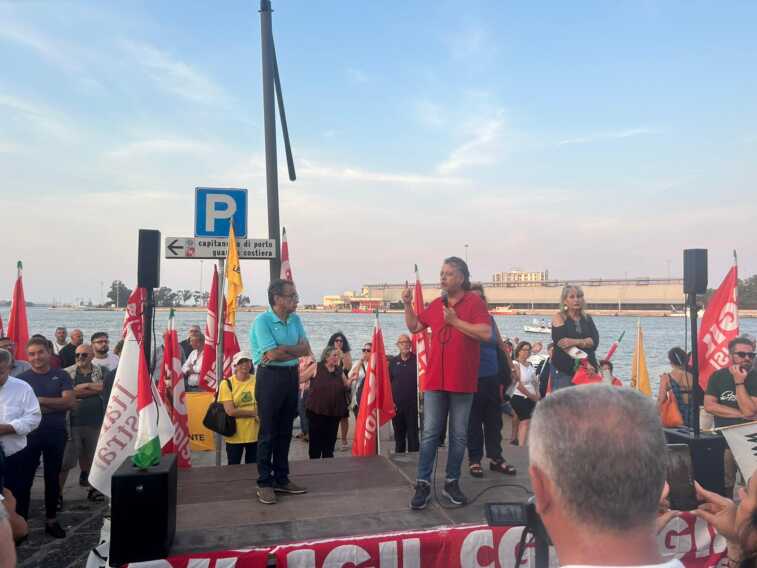 Galleria foto 'A Brindisi la protesta contro il deposito Gnl di Edison: «Scelta folle» Ma il fronte del “no” va in frantumi – FOTO' - foto 3