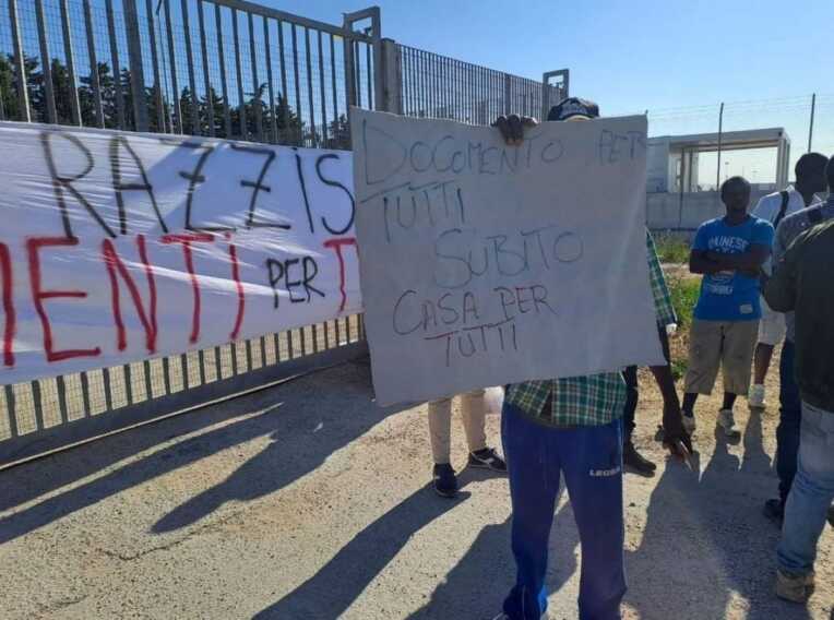 Galleria foto 'Protestano i migranti che vivono a Borgo Mezzanone: «Vogliamo case, non ci date nemmeno container»' - foto 1