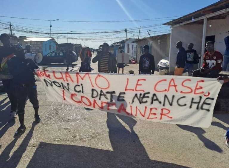 Protestano i migranti che vivono a Borgo Mezzanone: «Vogliamo case, non ci date nemmeno container»