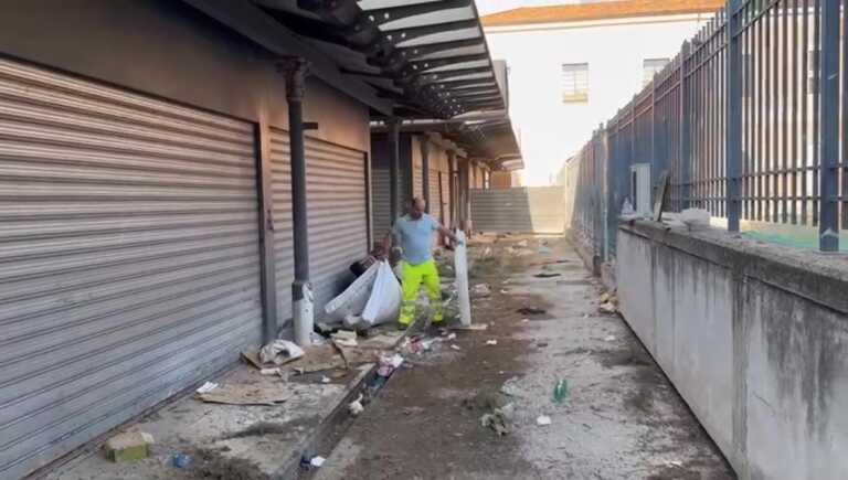 Dopo le segnalazioni dei mercatali, Amiu all’opera con la pulizia straordinaria dell’ex manifattura a Bari – VIDEO