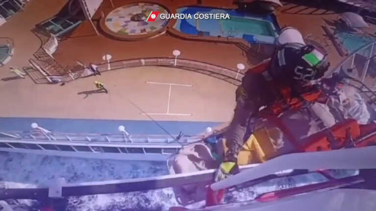 Galleria foto 'Donna ha un malore sulla nave da crociera, soccorsa con l’elicottero' - foto 1