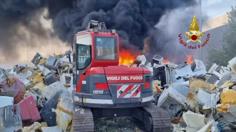 Galleria foto 'Vasto incendio in un deposito di rifiuti a Forlì' - foto 1