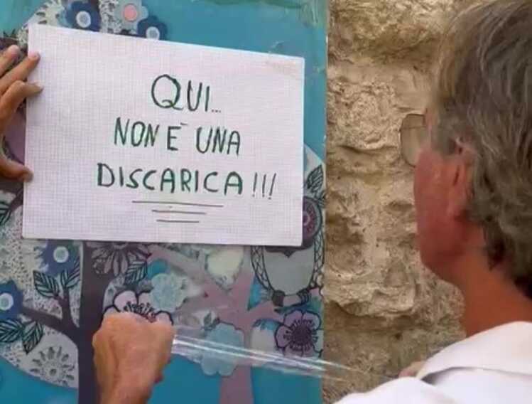 Rifiuti a Bari Vecchia: il colpevole si autodenuncia e l’Amiu li rimuove. Un cittadino: “Qui non è una discarica” – VIDEO