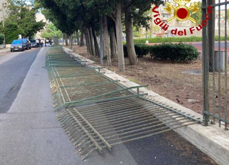 Lecce, crolla una parte della recinzione del campo Coni Santa Rosa: strada chiusa al traffico