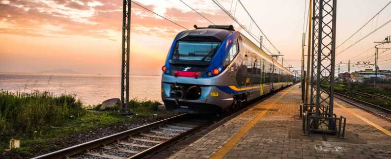 Ad agosto 35 milioni di turisti hanno scelto di viaggiare in treno: Bari e Lecce le mete preferite al Sud