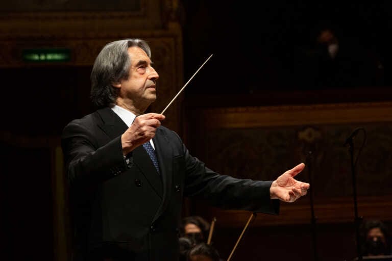 Bari, tutto esaurito per il maestro Muti al Petruzzelli: con i Wiener Philharmoniker le sinfonie di Mozart e Schubert