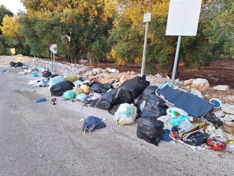 Monopoli, le vie per il mare invase dai rifiuti. Si moltiplicano le segnalazioni di cittadini e turisti
