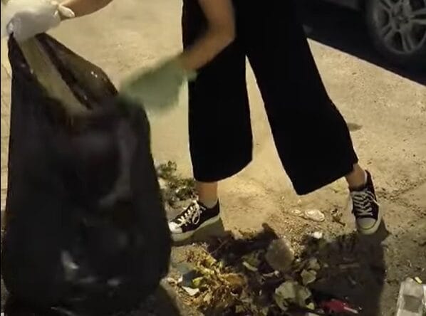 Ripulisce da sola la strada di casa. Il gesto di Katia smuove Bisceglie