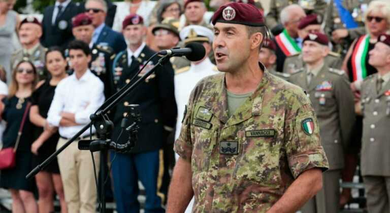 Il generale? Chiacchiere e distintivo