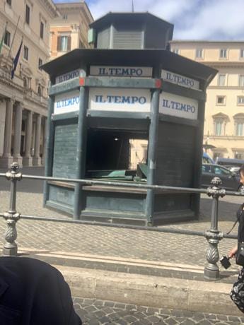 Galleria foto 'Roma, l’edicola del potere diventa telematica, a piazza Colonna deputati in fila e premier habituè' - foto 1