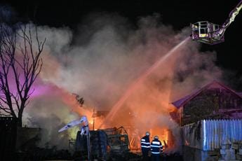 Galleria foto 'Romania, esplosioni in stazione rifornimento gas a Crevedia: un morto e decine di feriti' - foto 1
