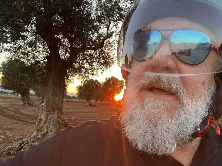Le vacanze di Russell Crowe in Puglia: il “Gladiatore” tra luminarie e ulivi – FOTO