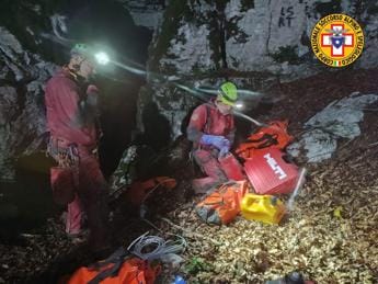 Galleria foto 'Salerno, salva la speleologa ferita e bloccata a 130 metri di profondità' - foto 1