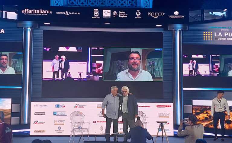 Salvini “il pugliese”: «Ogni volta che vengo qui prendo almeno 3 chili». E da “La piazza” promette più cantieri