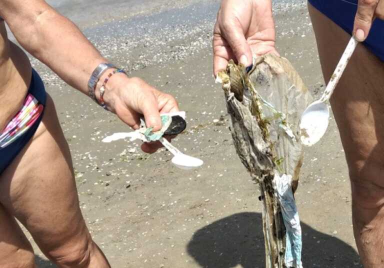 Spiagge ricolme di plastica anche nella Bat, i bagnanti le ripuliscono: «Siamo sempre di più»