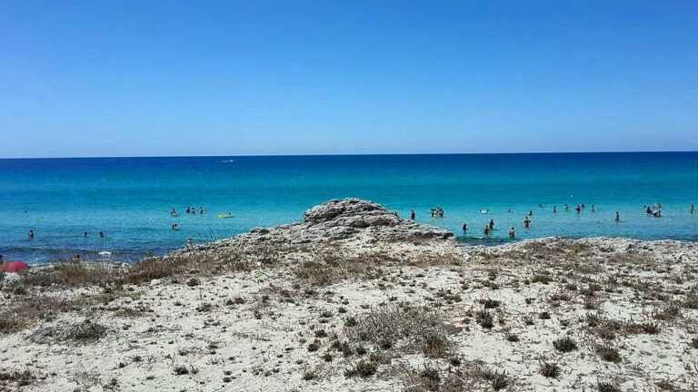 Interviene per salvare la ragazza dalle correnti del mare, e annega. È accaduto a Baia Verde, a Gallipoli