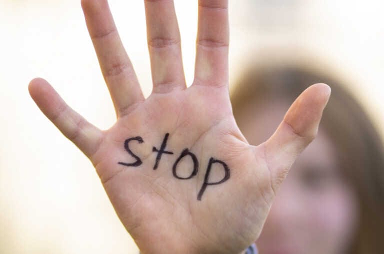 Puglia, violenza sulle donne. Istat: «Il 28% sceglie i servizi sociali. Più chiamate al 1522»