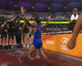 Galleria foto 'Tamberi, dopo oro in finale salto in alto ecco il tuffo' - foto 1