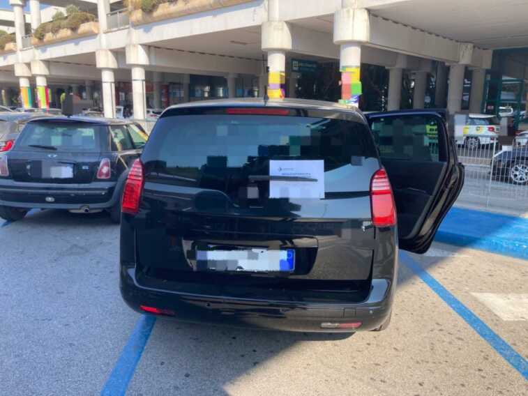 Galleria foto 'Trasportavano turisti verso le località turistiche della Puglia: fermati quattro taxi abusivi a Bari' - foto 2