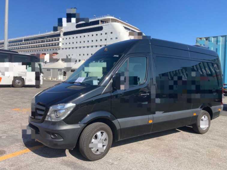 Trasportavano turisti verso le località turistiche della Puglia: fermati quattro taxi abusivi a Bari