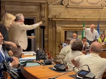 Galleria foto 'Terni, sindaco Bandecchi contro consigliere: rissa sfiorata – Video' - foto 1